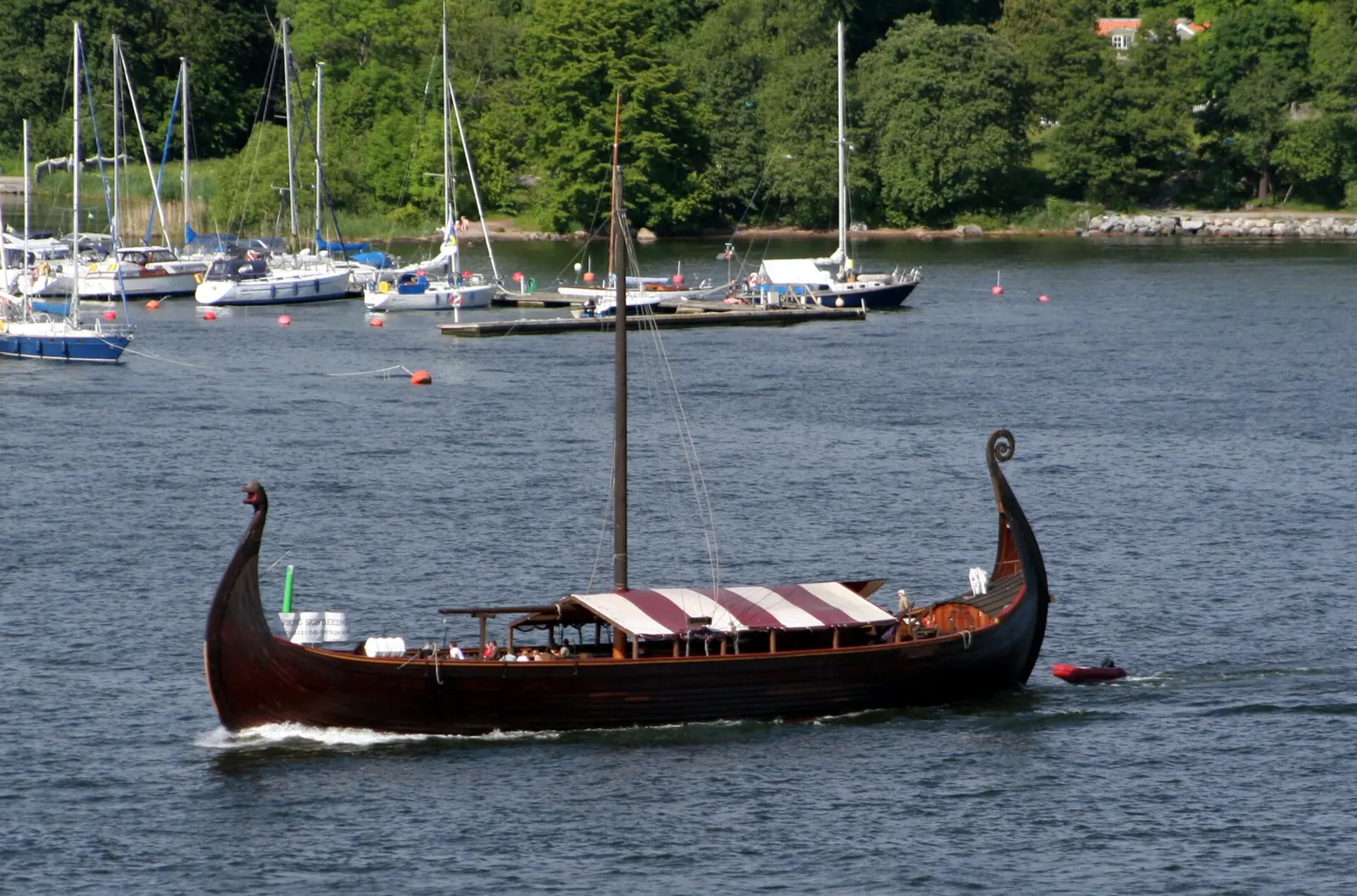 Réplique de drakkar viking naviguant sur l’eau