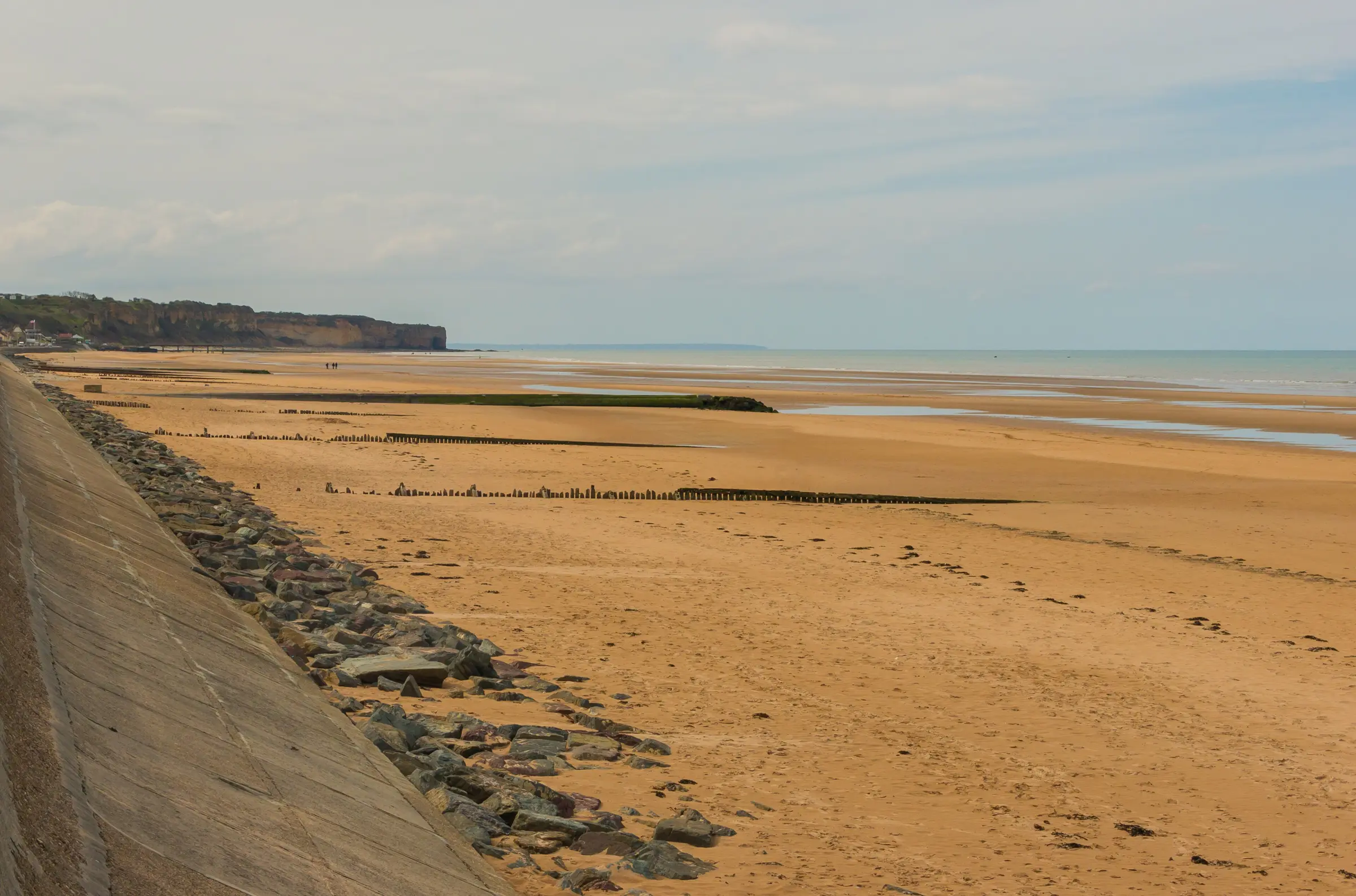 Omaha Beach à marée basse, la plage du Débarquement du 6 juin 1944